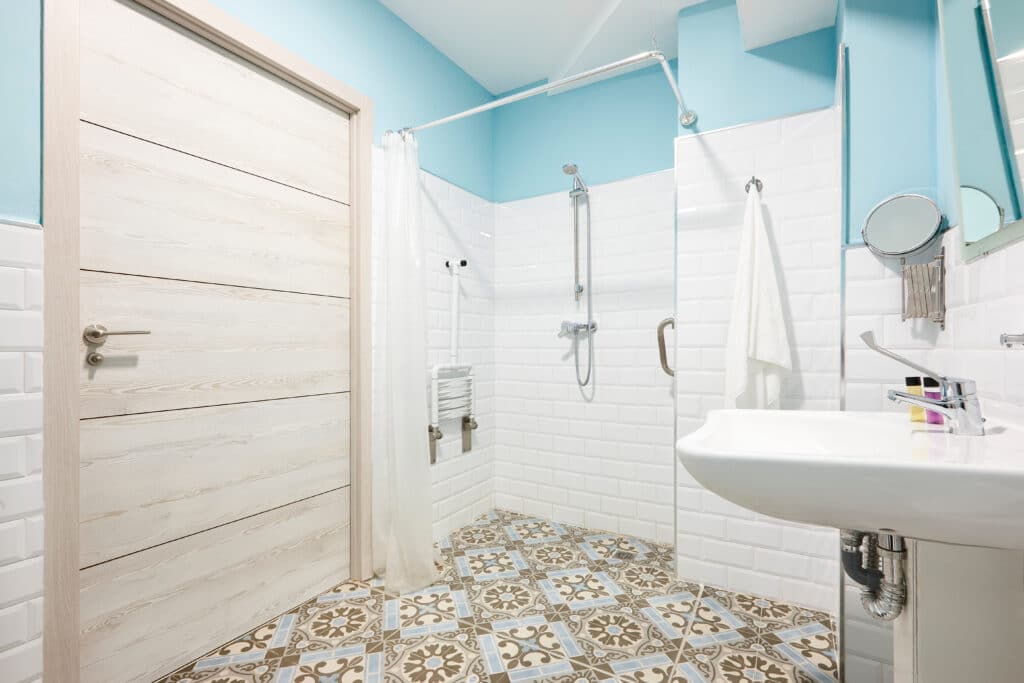 Quelles dimensions respecter pour créer une douche PMR ?