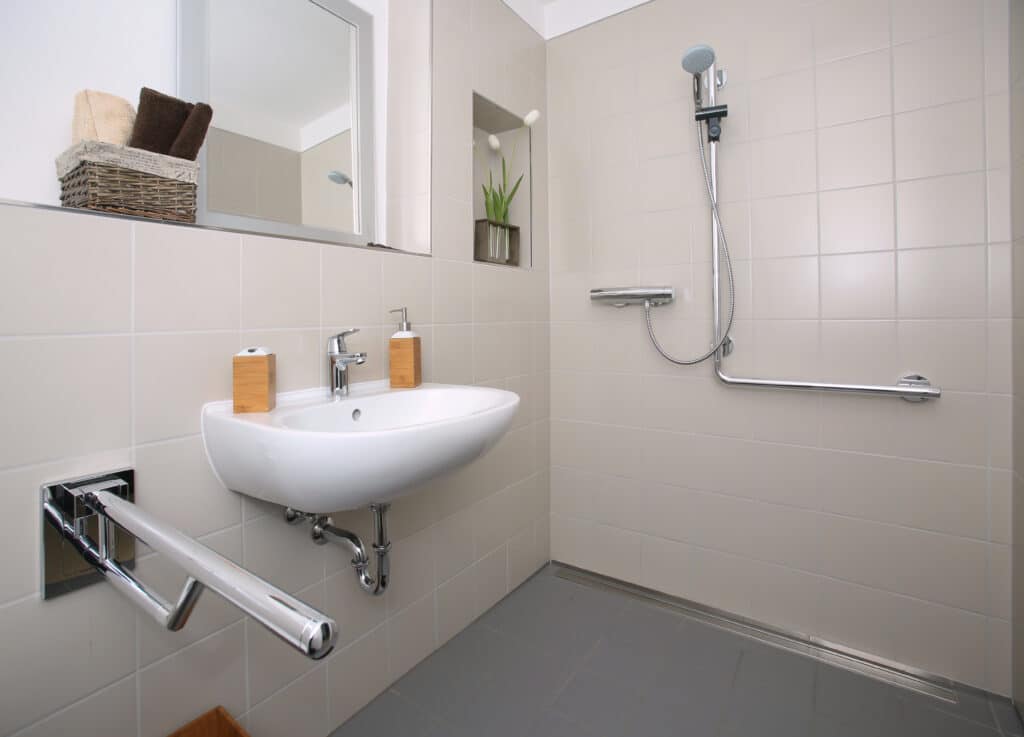 Salle de bains PMR : les dimensions selon les normes
