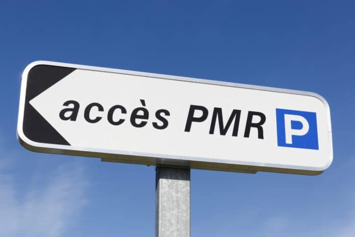 Quelles sont les normes et dimensions d'une place de parking PMR ?