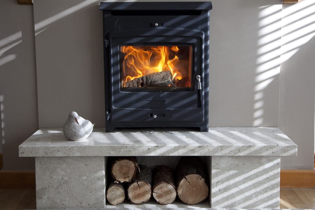 Comment installer un poêle à bois sans conduit d’évacuation de fumée ?