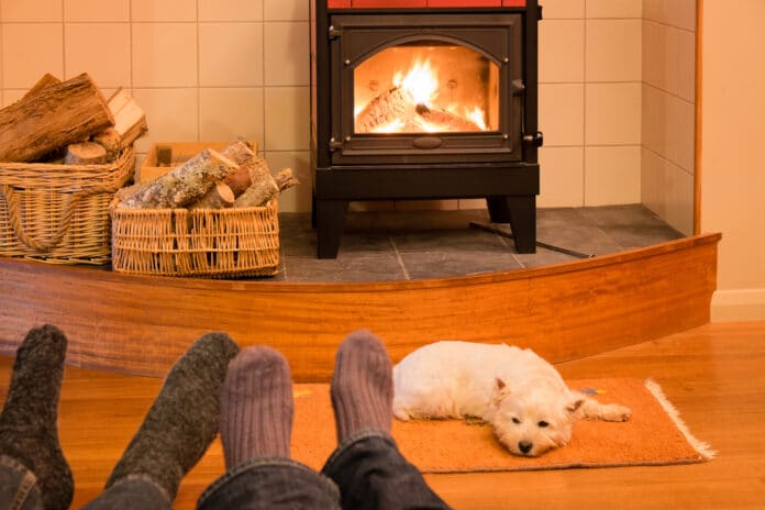 Peut-on installer un poêle à bois soi-même ?