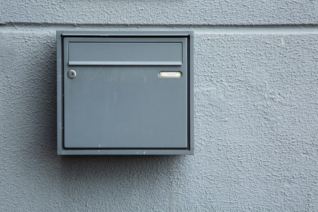Qui a le droit d’ouvrir une boîte aux lettres ?
