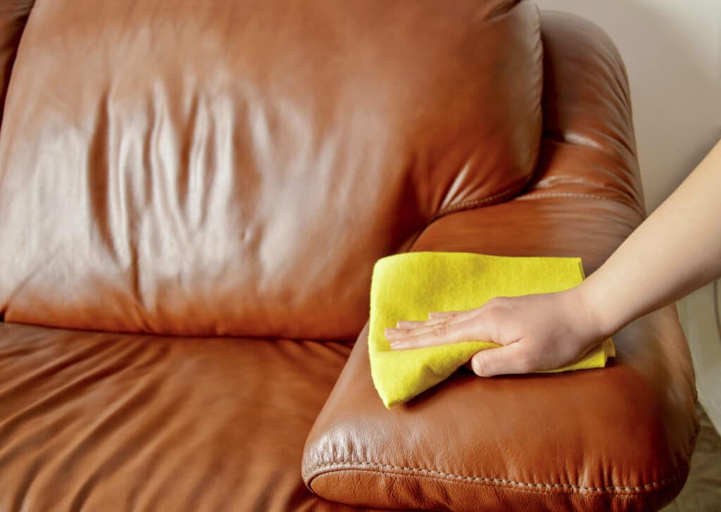 Comment enlever une tache sur un canapé en cuir ?