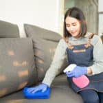 Comment nettoyer un canapé en tissu ?