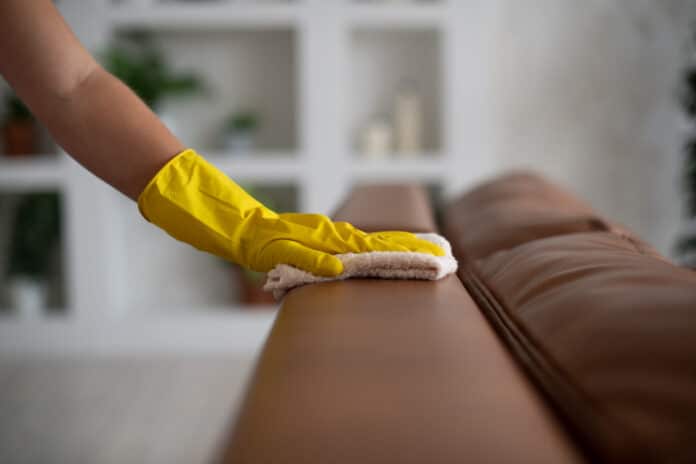 Comment nettoyer un canapé en cuir ?