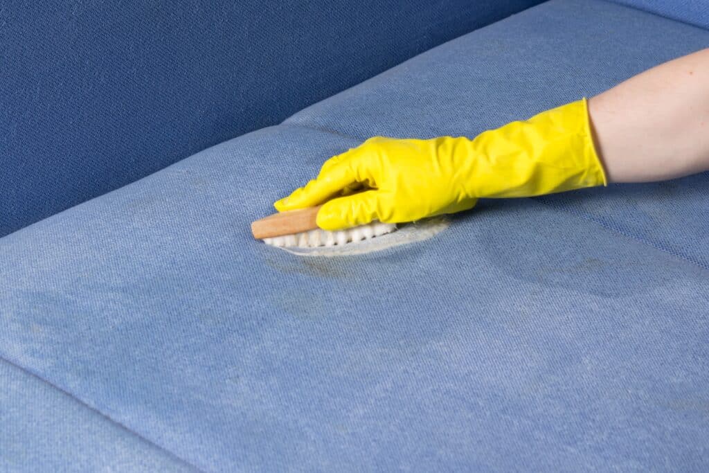 Comment nettoyer un canapé en tissu non déhoussable ?