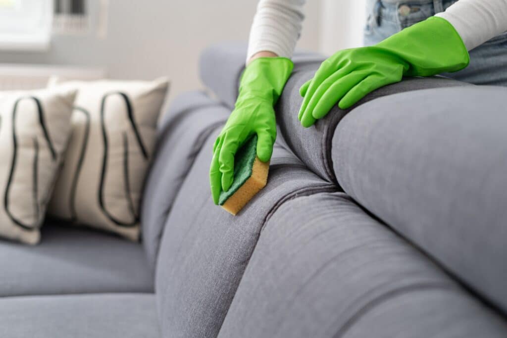 Comment enlever une tache sur un canapé en tissu ?