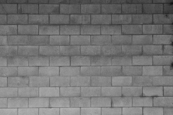 Comment enduire un mur en parpaing ?